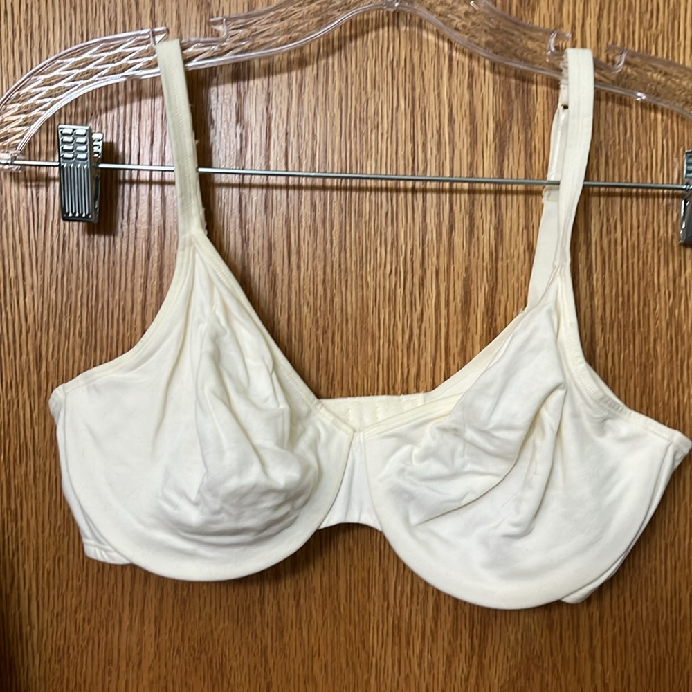 Hanes Cotton Underwire Bra Soft Cups 34D cream color.Adjusta straps Cotton span